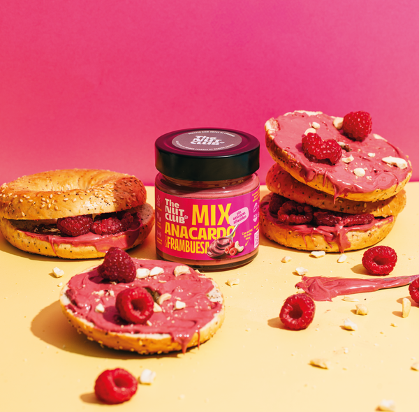 Bagels con crema de anacardo y frambuesa