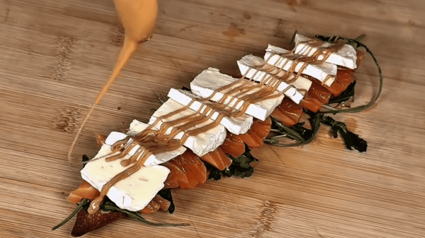 Bocata de salmón, brie y crema de almendra y coco