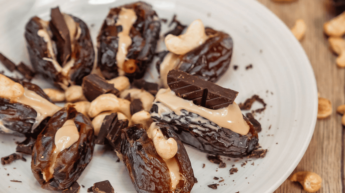 Dátiles con crema de anacardo y chocolate negro