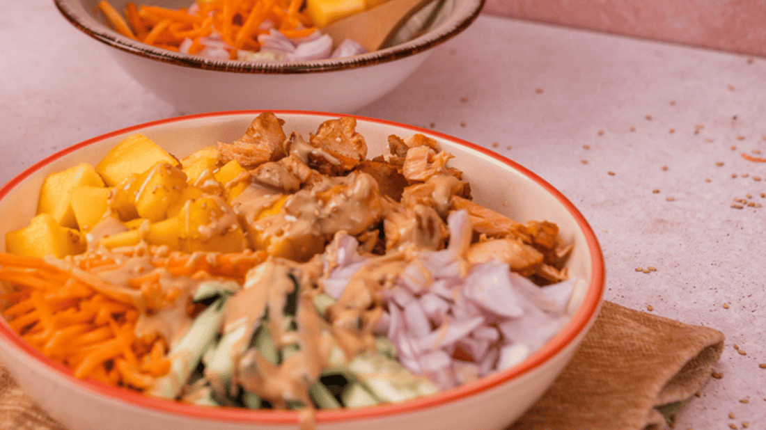 Poke bowl con crema de almendra y coco