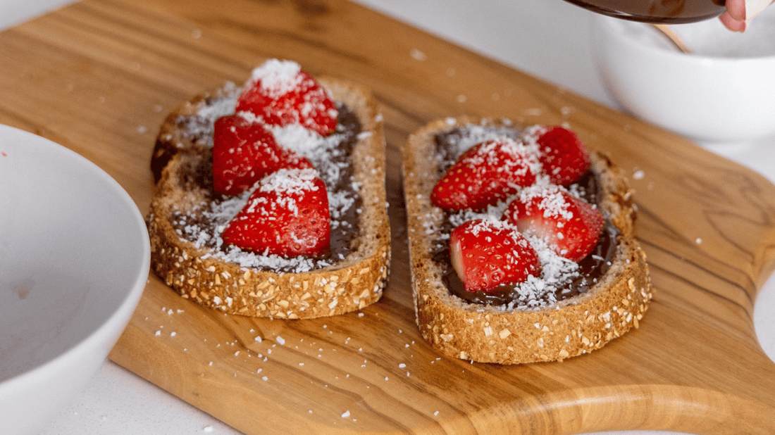 Tostadas con crema de avellana y cacao, fruta y coco