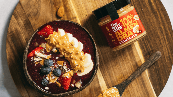Açaí con frutas y crema de almendra crujiente