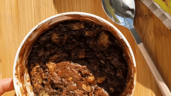 Brownie a la taza con crema de avellana y cacao