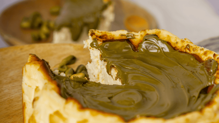 Tarta de queso con crema de pistacho y matcha