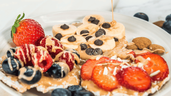 Tortitas de arroz con crema de almendra y fruta