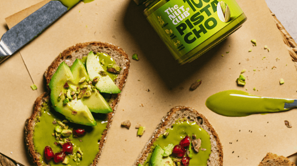 Tostada con aguacate y crema de pistacho